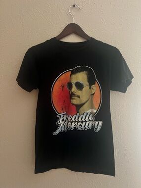 Freddie Mercury Black Graphic Tee - Icon Portrait Size S/M